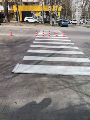 În capitală este înnoit marcajul rutier la trecerile pietonale